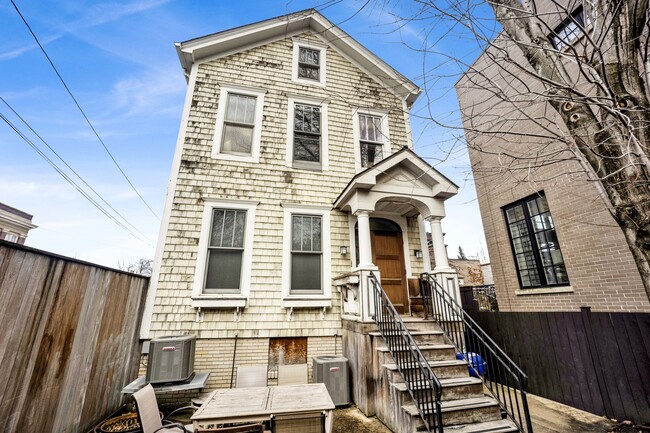 property at 1028 W Wolfram St