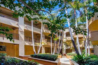 The Montgomery in Toluca Lake, CA - Foto de edificio - Building Photo