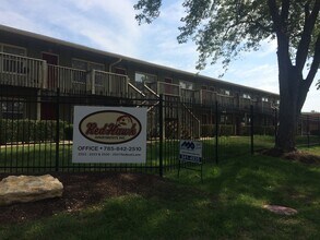 Red Hawk Apartments in Lawrence, KS - Foto de edificio - Building Photo