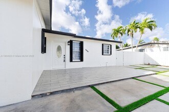 7884 NW 175th St in Hialeah, FL - Building Photo - Building Photo