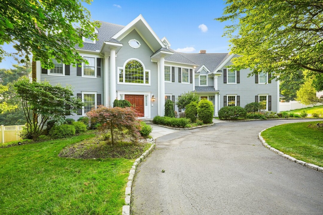 65 Pine Ridge Rd in Wilton, CT - Building Photo