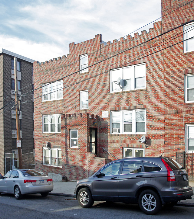 132 Highland Ave in Yonkers, NY - Building Photo