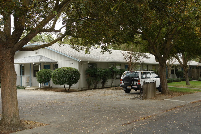 351 S Jefferson St in Dixon, CA - Foto de edificio - Building Photo