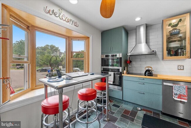 property at 1033 N George Mason Dr