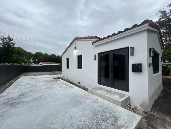 5271 SW 5th St in Coral Gables, FL - Building Photo - Building Photo