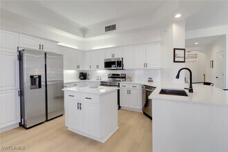 451 Bayfront Pl in Naples, FL - Building Photo - Building Photo