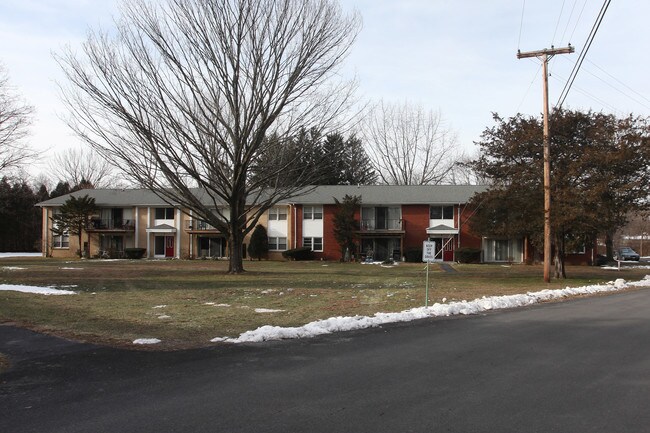 Lake Katrine Apartments in Lake Katrine, NY - Building Photo - Building Photo