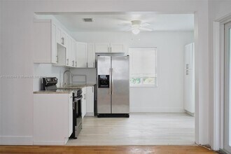 3770 SW 27th St, Unit 1 in Miami, FL - Building Photo - Building Photo