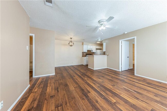 2604 S Bagdad Rd in Leander, TX - Foto de edificio - Building Photo