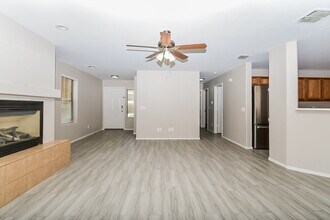 702 W Desert Blossom Dr in Green Valley, AZ - Foto de edificio - Building Photo