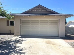 12978 Douglas St in Yucaipa, CA - Foto de edificio - Building Photo