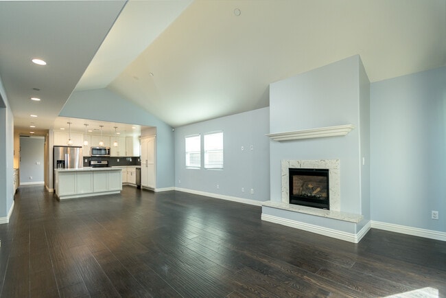 property at 736 N Wilton Pl