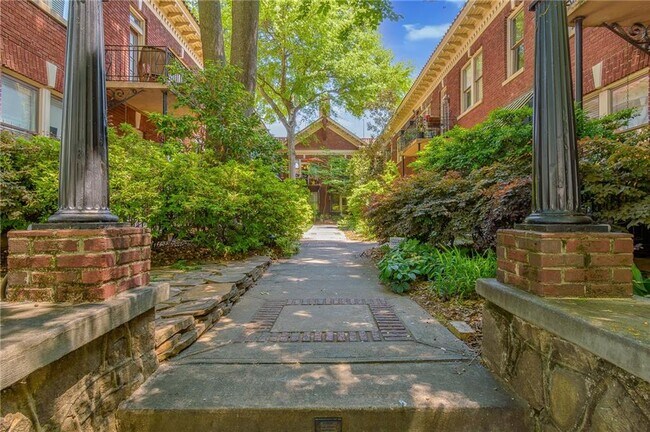 1015 Piedmont Ave NE in Atlanta, GA - Foto de edificio - Building Photo