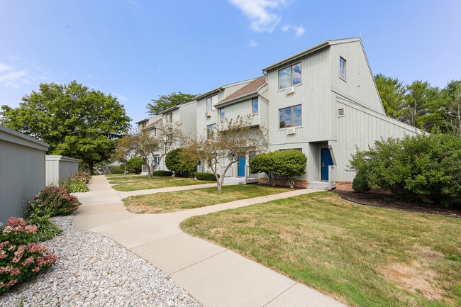 5735 Hilltop Way, Unit Hilltop Condo Unit 5735 in Williamsburg, MI - Building Photo - Building Photo