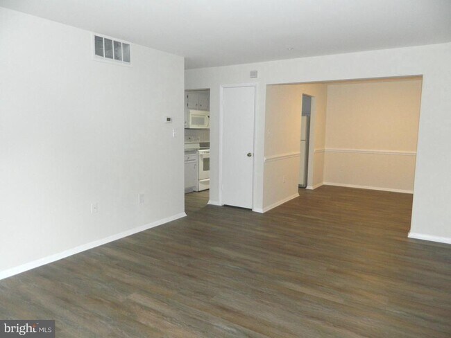 18420 Guildberry Dr-Unit -201 in Gaithersburg, MD - Foto de edificio - Building Photo