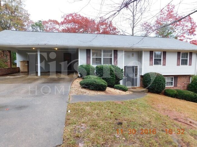 2642 Shady Valley Rd in Gainesville, GA - Foto de edificio - Building Photo