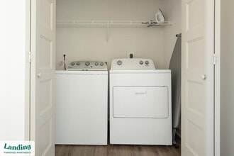 340 W 25th St, Unit 10-302 in Charlotte, NC - Foto de edificio - Building Photo