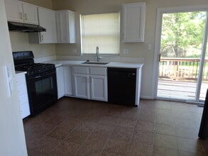 1720 Grover Glen Ct in Woodbridge, VA - Foto de edificio - Building Photo