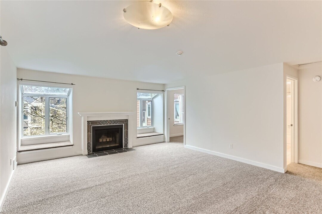 7288 West Lake Sammamish Pkwy NE in Redmond, WA - Building Photo