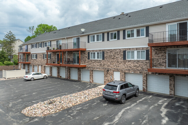 Squires Grove in Elm Grove, WI - Building Photo - Building Photo