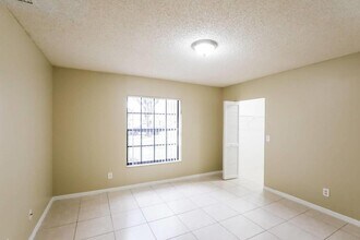 20241 NW 8th St in Pembroke Pines, FL - Building Photo - Building Photo