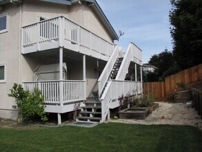 633 Silver Ave in Half Moon Bay, CA - Foto de edificio - Building Photo