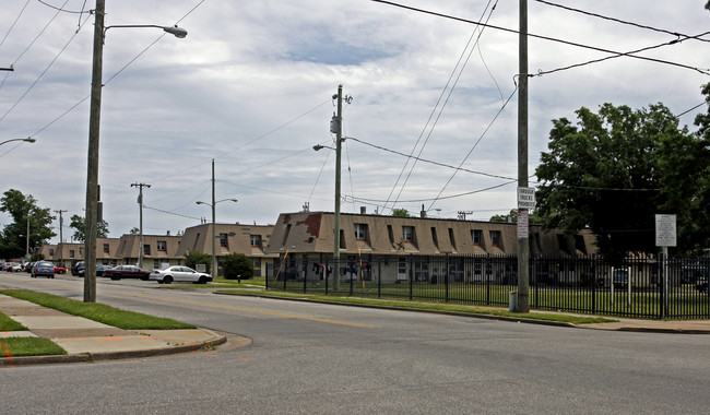 Marshall Court in Newport News, VA - Foto de edificio - Building Photo