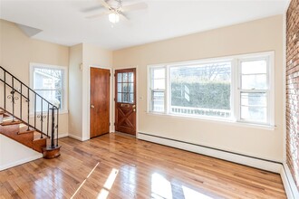 125 Warner Ave in Roslyn Heights, NY - Building Photo - Building Photo
