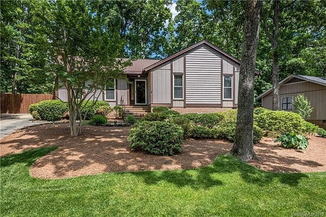 9619 Barkridge Rd in Mint Hill, NC - Building Photo