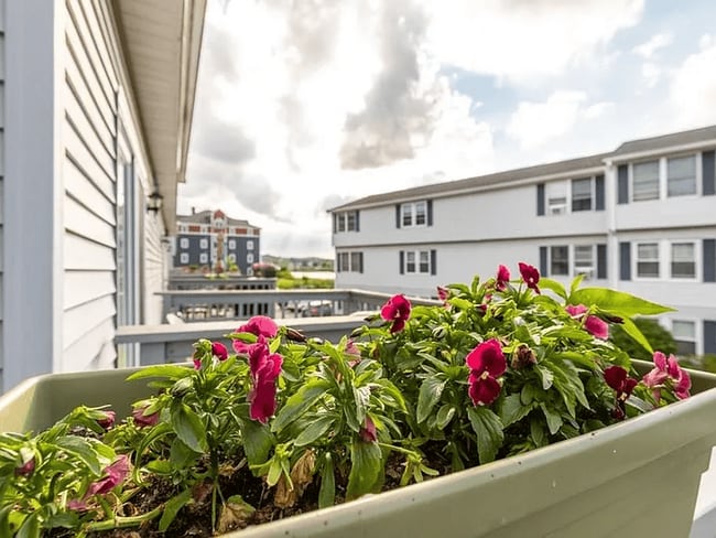 35 Canal St, Unit J in Lynn, MA - Foto de edificio - Building Photo