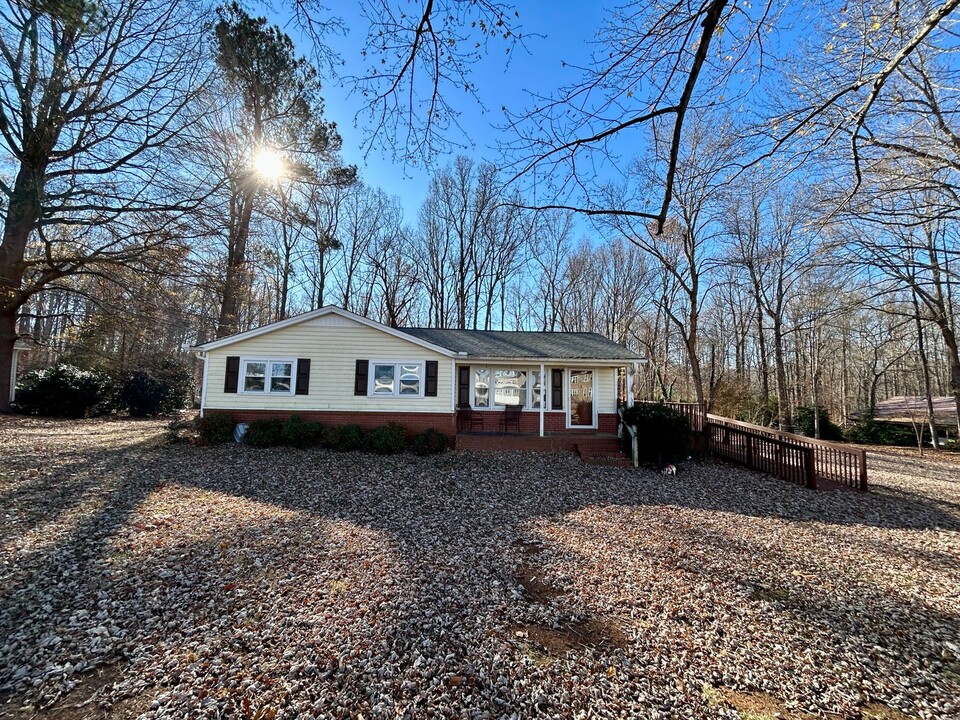 7773 Alcorn Rd in Oak Ridge, NC - Building Photo