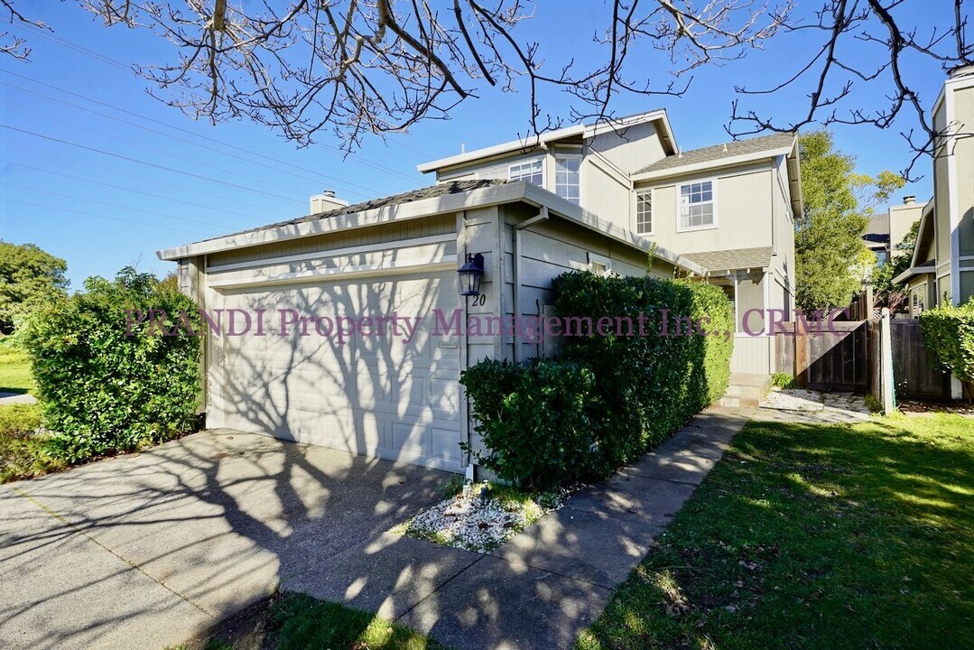 20 Gloucester Cove in San Rafael, CA - Building Photo