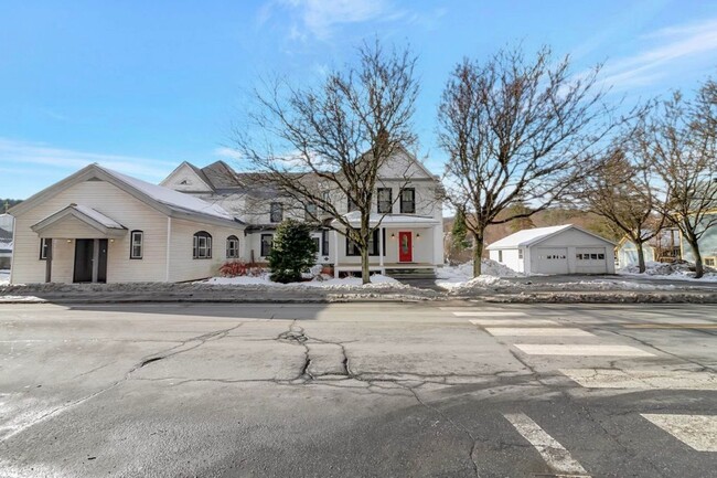 96 S Main St in Chester, VT - Building Photo - Building Photo