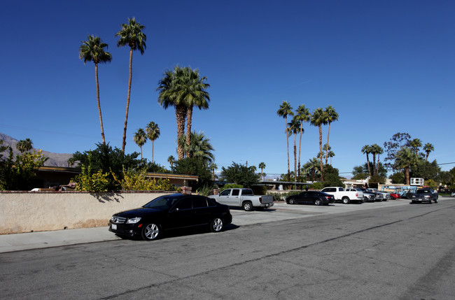 509 S Highland Dr in Palm Springs, CA - Building Photo - Building Photo