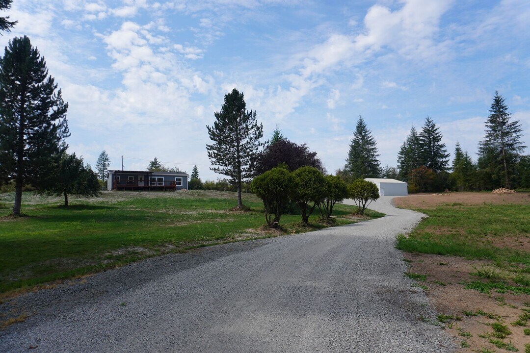 27413 NE Falls Rd in Yacolt, WA - Building Photo