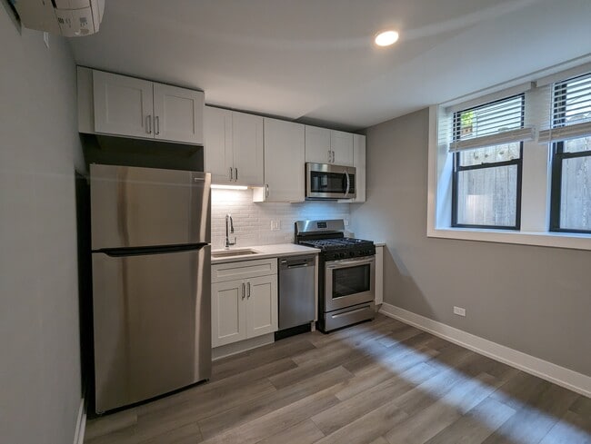 3935 N Janssen Ave, Unit gdn in Chicago, IL - Building Photo - Building Photo