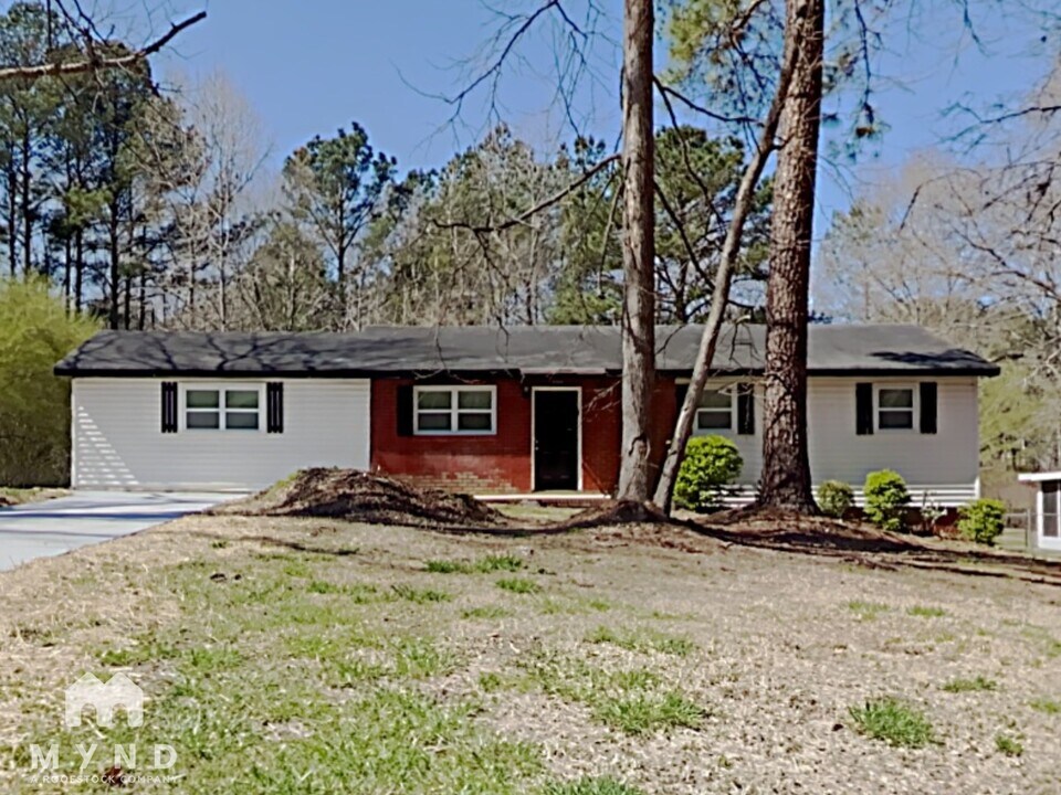 8989 Leaf Ln in Lithia Springs, GA - Building Photo