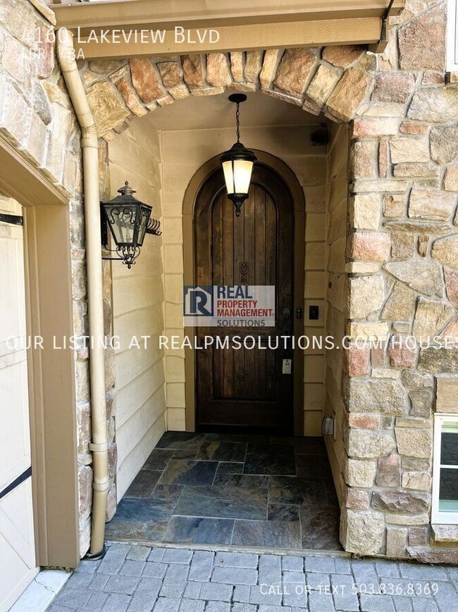 4160 Lakeview Blvd in Lake Oswego, OR - Building Photo - Building Photo