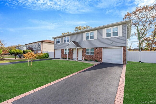 54 Evergreen St in West Babylon, NY - Building Photo - Building Photo