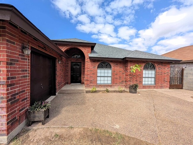 136 Tamarack Loop in Laredo, TX - Foto de edificio - Building Photo