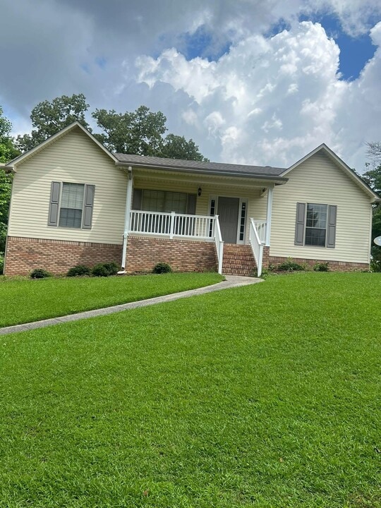 301 Thompson Dr in Gardendale, AL - Building Photo