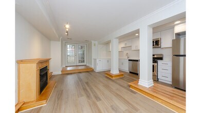 944 W Montana St, Unit garden in Chicago, IL - Foto de edificio - Building Photo