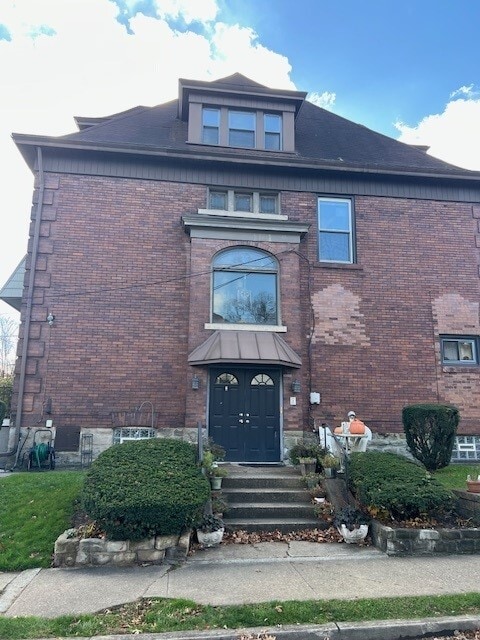 900 Savannah Ave, Unit Third Floor