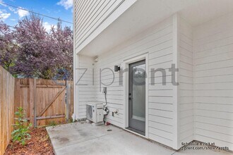 4990 SE Ogden St in Portland, OR - Building Photo - Building Photo