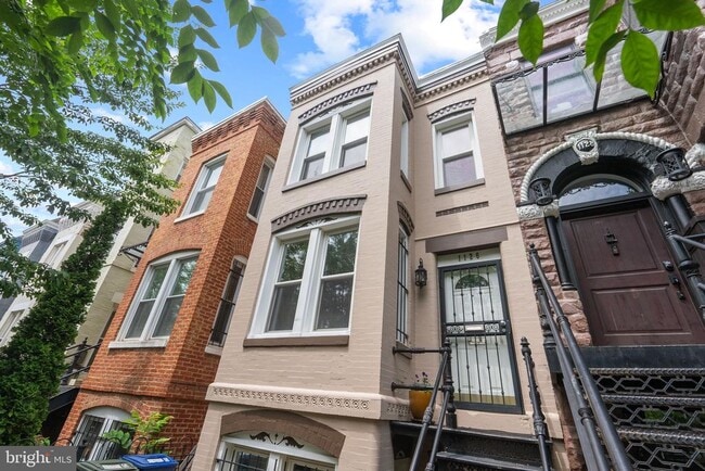 property at 1126 G St NE