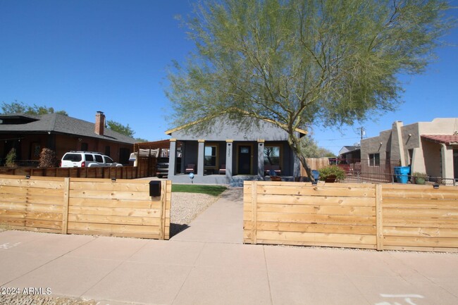 1330 E Pierce St in Phoenix, AZ - Building Photo - Building Photo