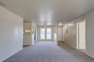 Village Creek at 67th in Tulsa, OK - Foto de edificio - Interior Photo