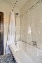 2215 SE Powell Blvd in Portland, OR - Building Photo - Building Photo