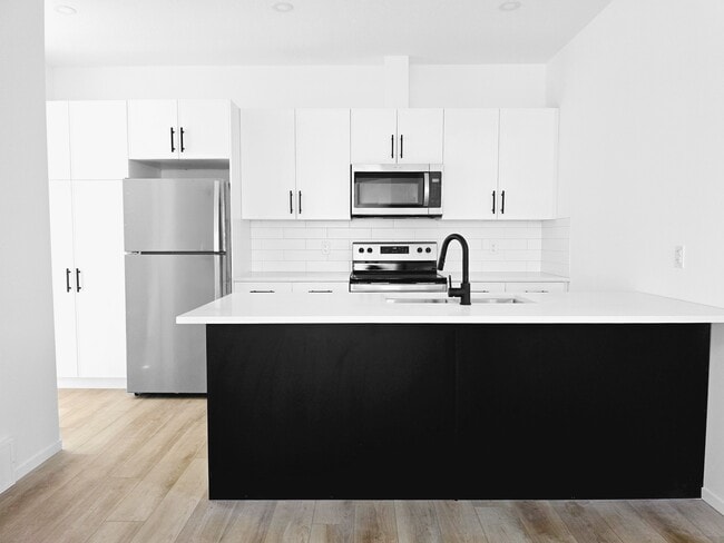 11642-11690 90 St NW in Edmonton, AB - Building Photo - Building Photo