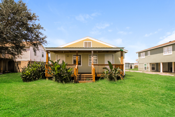 1215 Pickney St in Port Bolivar, TX - Building Photo